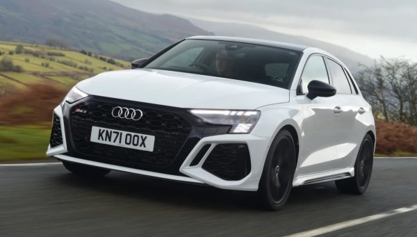 Тъй като Audi се движи стабилно към пълна електрификация, вероятно настоящият RS3 ще бъде последният петцилиндров автомобил с четирите пръстена. За щастие, той е и един от най-добрите RS модели на марката от години, така че поне би отбелязал подходящ край на ерата.

RS 3 произвежда 395 к.с. от своя 2,5-литров петцилиндров двигател с турбокомпресор и Mercedes A 45 S го изпреварва, когато става дума за пълна мощност. Audi обаче компенсира това благодарение на задния си диференциал RS Torque Splitter. Чрез разпределянето до 100 процента от въртящия момент на задната ос към външната гума, RS 3 позволява на водача да излиза с лекота от завоите. 

Елегантната скоростна кутия с двоен съединител, сравнително комфортното возене и натовареният с технологии интериор дават на RS 3 впечатляваща широчина. Издутите панели на каросерията са фин намек за неговата гореща природа.
